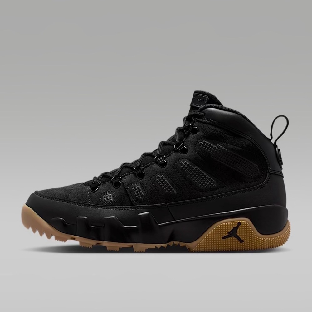 Nike Men’s Black and Gum Trail Boots